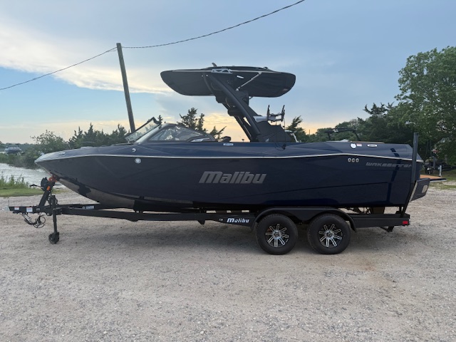 2025 Malibu 23 LSV Icon